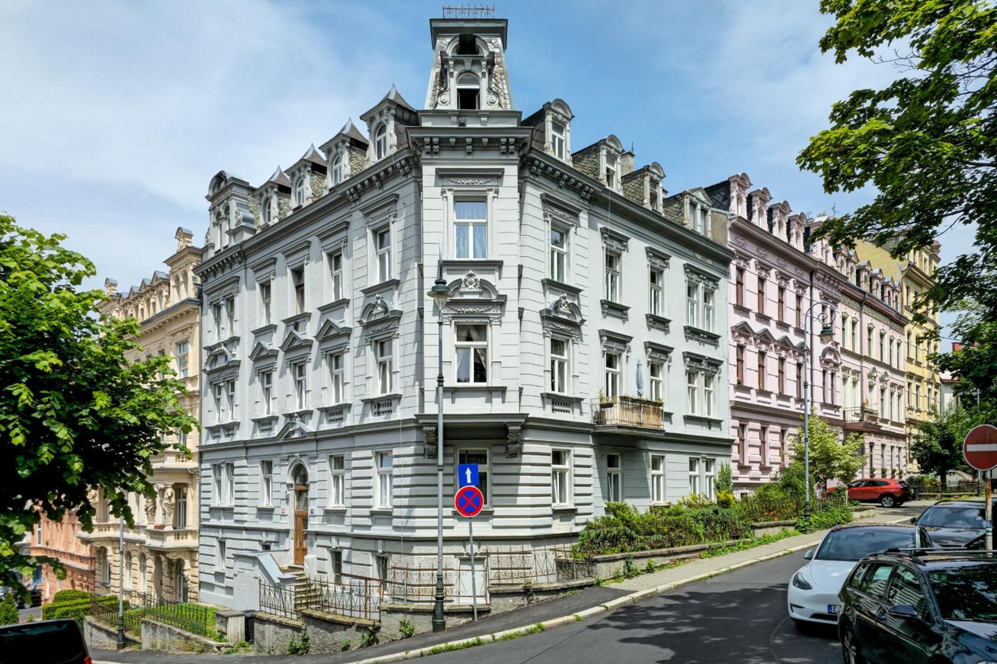 Design Apartment In The Heart Of การ์โลวีวารี ภายนอก รูปภาพ